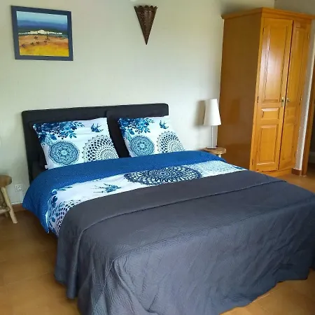 Casita Louisa بيت ضيافة *